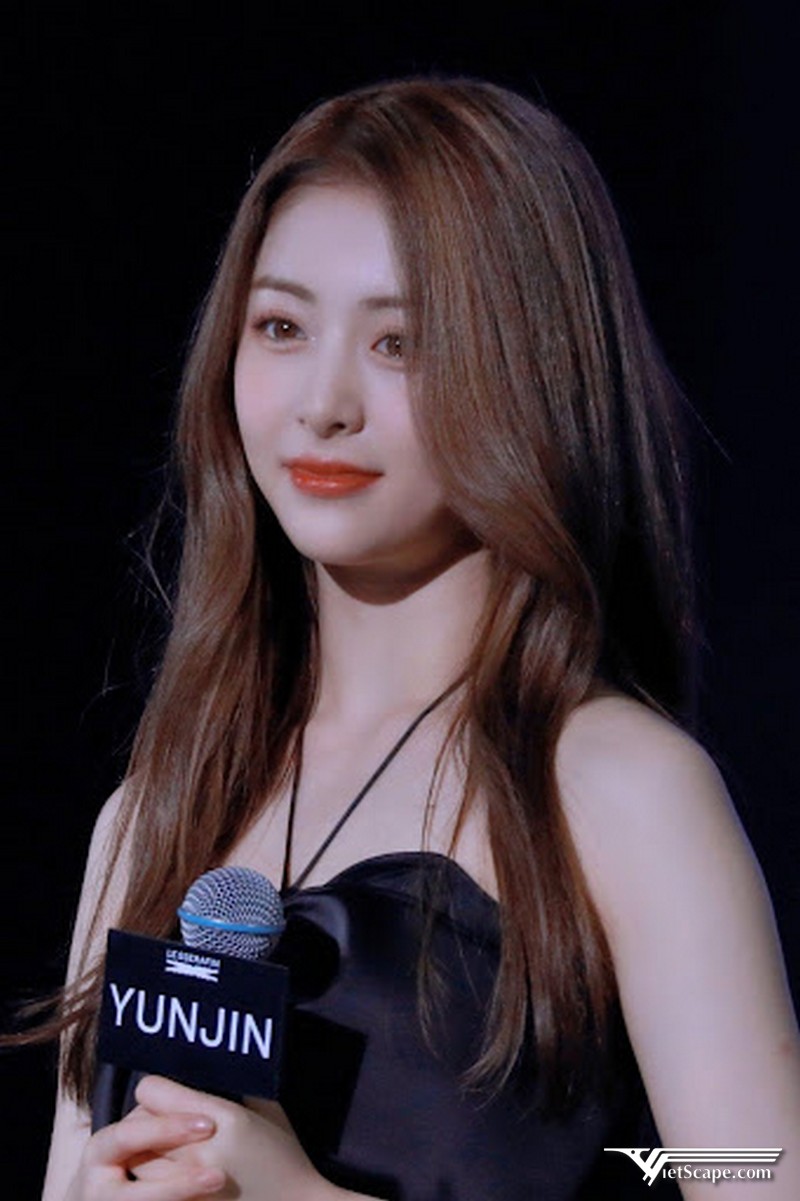Yunjin ra mắt nhóm nhạc Lesserafim và hoạt động Solo từ năm 2021 – nay