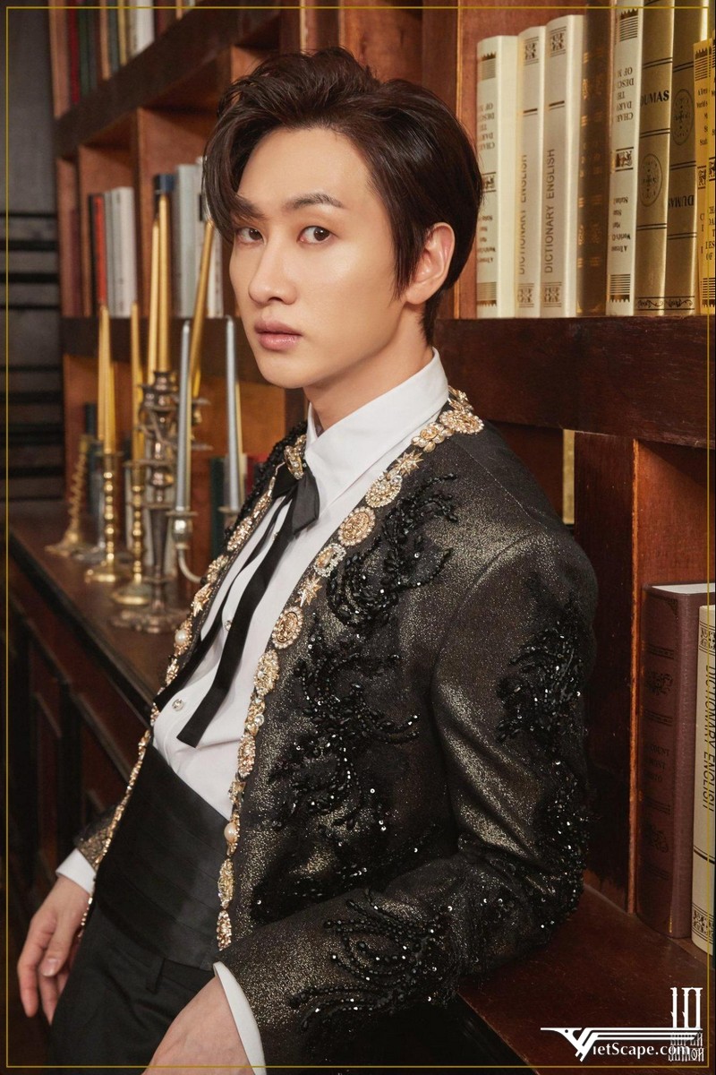 Eunhynk ra mắt cùng nhóm nhạc nam Super Junior từ năm 2005-2006